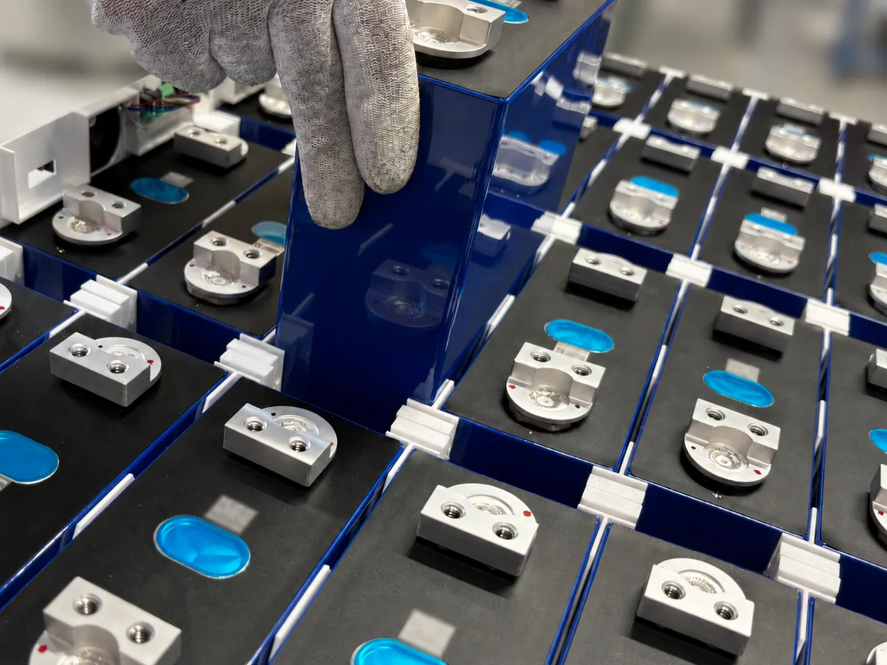 Einzelne Batteriezelle wird in einen PS-LV Zellverbund eingesetzt